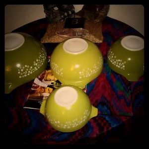 Pyrex vintage 4 bowl set